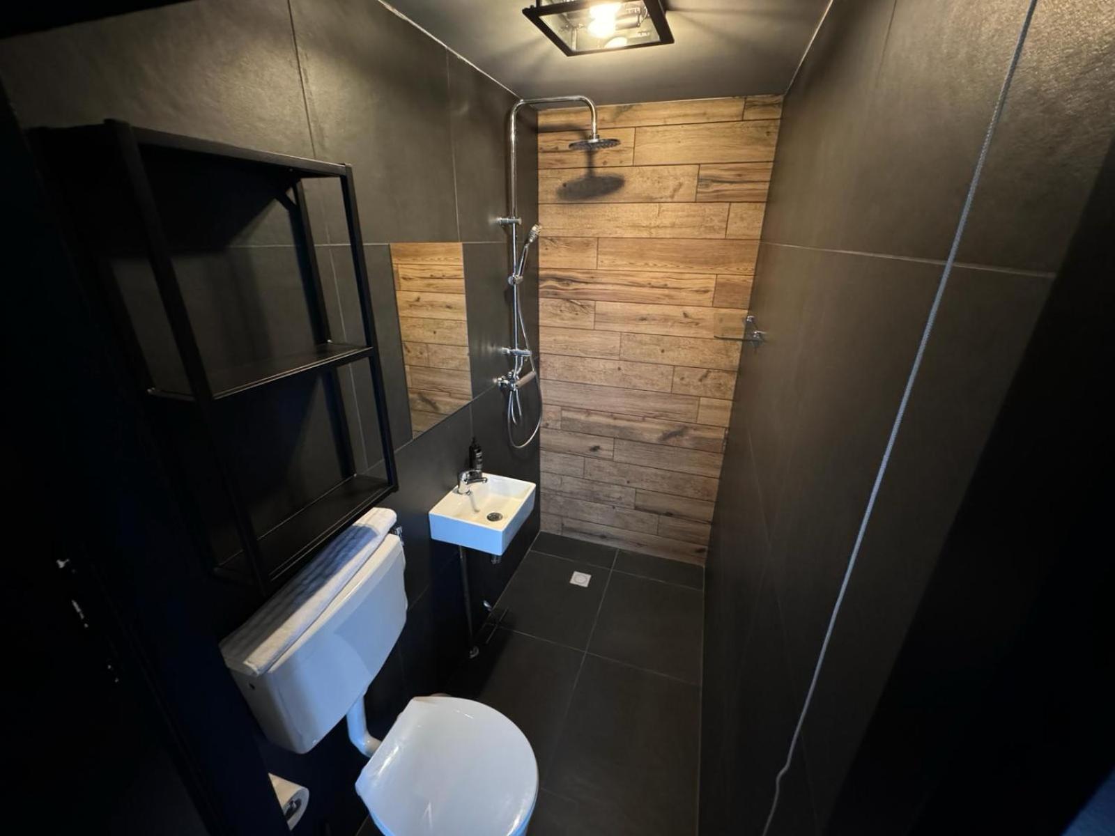 Modern Guest House. بيرشِن المظهر الخارجي الصورة